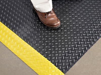 Diamond Plate Mat - 9/16" thick, 3 x 4', Black/Yellow H-3172Y