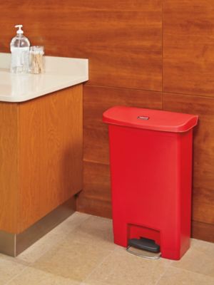 Rubbermaid Slim Jim Resin Step-On Container Front Step Style 13 Gal Red