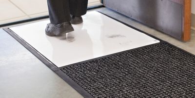 Tapis avec plaque nettoyante
