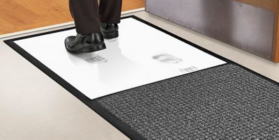 Tapis avec plaque nettoyante