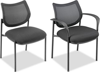 Chaises empilables en maille