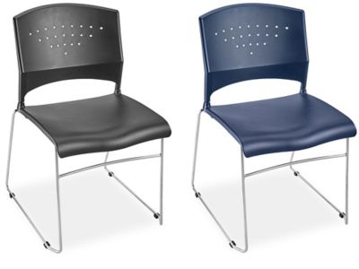 Chaises empilables en plastique