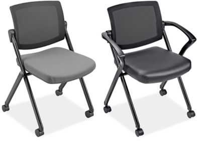 Chaises emboîtables en maille