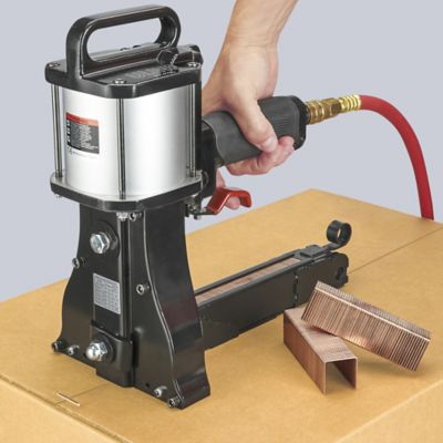 Agrafeuse pour carton à paroi triple