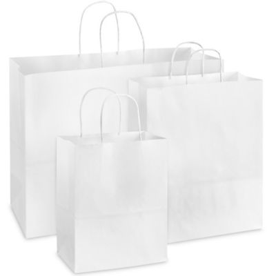 Tres bolsas de regalo de papel en blanco.