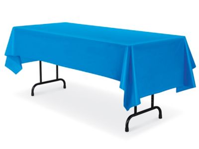 table avec nappe bleue, plaque blanche et bleue, serviette rouge dans un  support en acier, appareils en acier, gobelets en verre. vue de dessus,  gros plan Photo Stock - Alamy