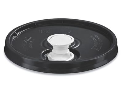 Couvercle avec bec verseur pour seaux de plastique de 3,5, 5, 6 et 7 gallons – Noir