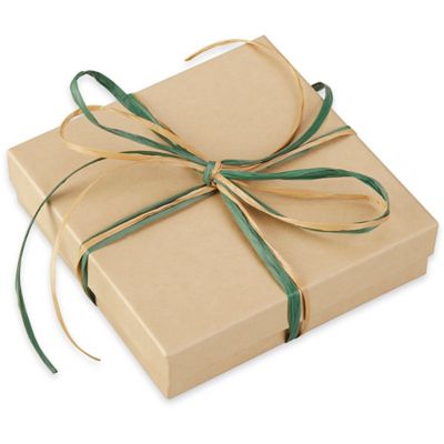 Emballage écologique De Cadeaux Pour Noël. Boîtes, Ficelle Rayée, Rubans,  Ciseaux, étiquettes, Enveloppe, Cannes De Bonbon. Disposition Des  Accessoires