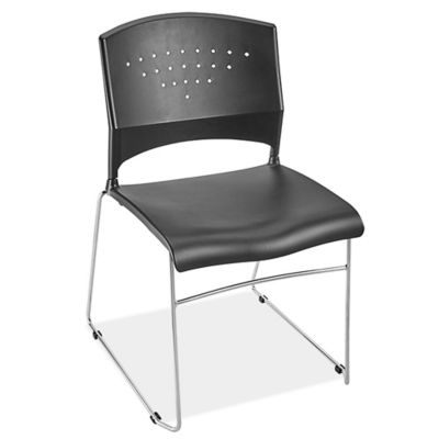 Chaises empilables en plastique