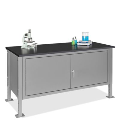 Établis de laboratoire avec armoire