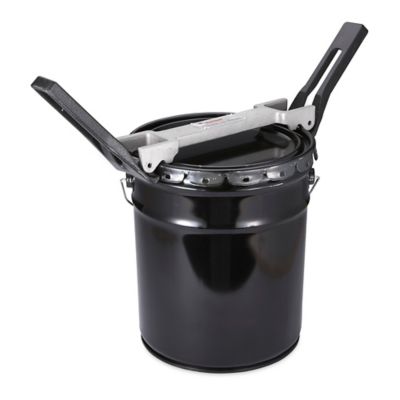 Outil de sertissage pour seau en acier